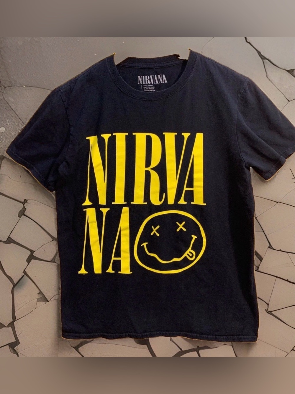 Nirvana Smiley Face Logo Black Yellow Graphic Band T-Shirt Grunge Rock Tee Med